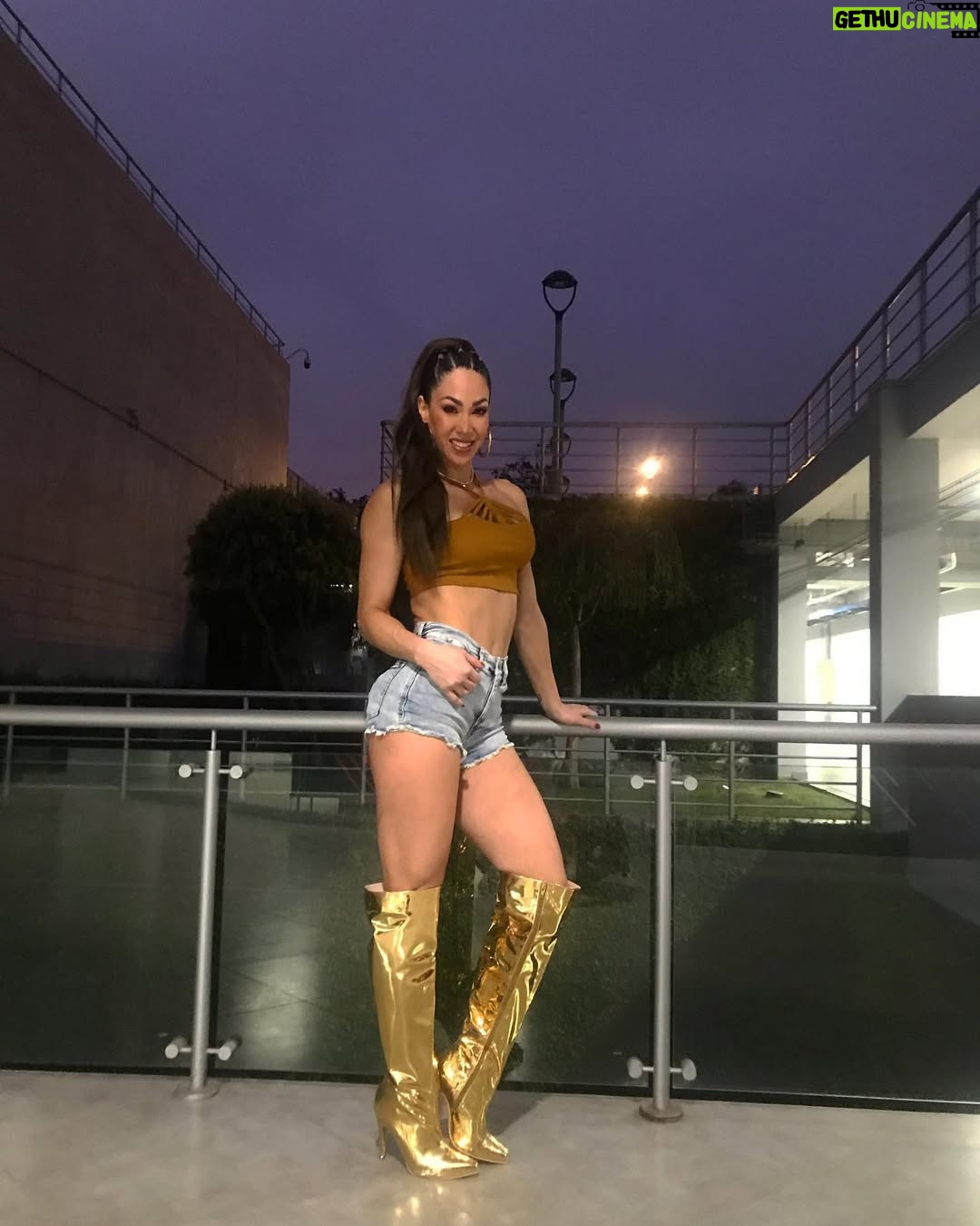 Melissa Loza - 49.5K Likes - AGRADECIDA POR EL MILLÓN DE AMOR QUE ME DAN DIARIAMENTE...♥️
Somos una gran familia que va creciendo día a día ✨ por un millón de razones más para sonreír... 
Y por un millón de bendiciones para ustedes!...Mis hermosos ♥️✨🙌🏼
.
.
.
#agradecida🤍
#diosesbueno🙏🏼
@adaalamoda