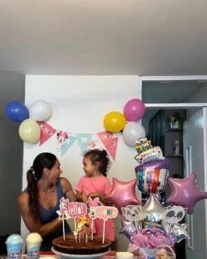 Melissa Loza Instagram - Mi ERIKITA, hermosa! Gracias por ese amor tan puro y bonito que me das día a día, gracias por ser mi mejor maestra!!!… FELIZ CUMPLEAÑOS MI NIÑA LINDA!!! Tus 4 añitos mi amor 🥳 TE AMO con todo mi ser. ♥️♥️♥️
Dios bendiga cada día de tu vida. 🤍✨
.
.
.
#hastaelinfinitoymasalla♥️