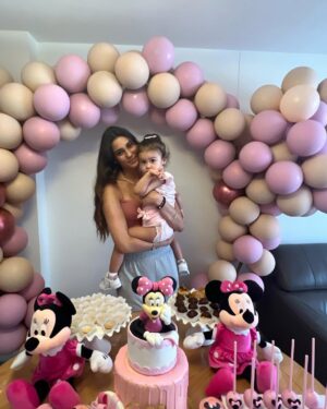 Melissa Loza Instagram - Ayer fue un día muy especial para nosotros! Nuestra ERIKITA cumplió 2 añitos 🥳 feliz día! Amor de mi vida, te amamos hasta el infinito y más allá. ♥️♥️♥️
Dios te bendiga siempre! Mi amor ♥️🤤
.
.
.
.
.
.
.
@dulcemordida