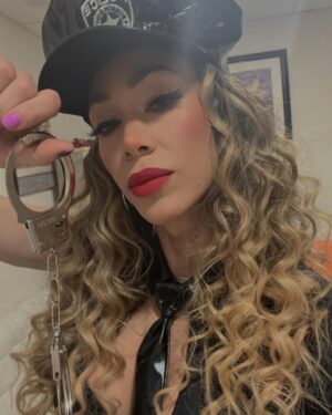 Melissa Loza Instagram - Chicas! Me imagino que estarán viendo sus disfraces para Halloween 🎃 
aquí les dejo una opción súper sexy para este 31 👻
.
.
.
#sexycop
@bombonrojo 
@bigeyesperu
@marialepaniagua_makeup 
@elvi.hairstylist