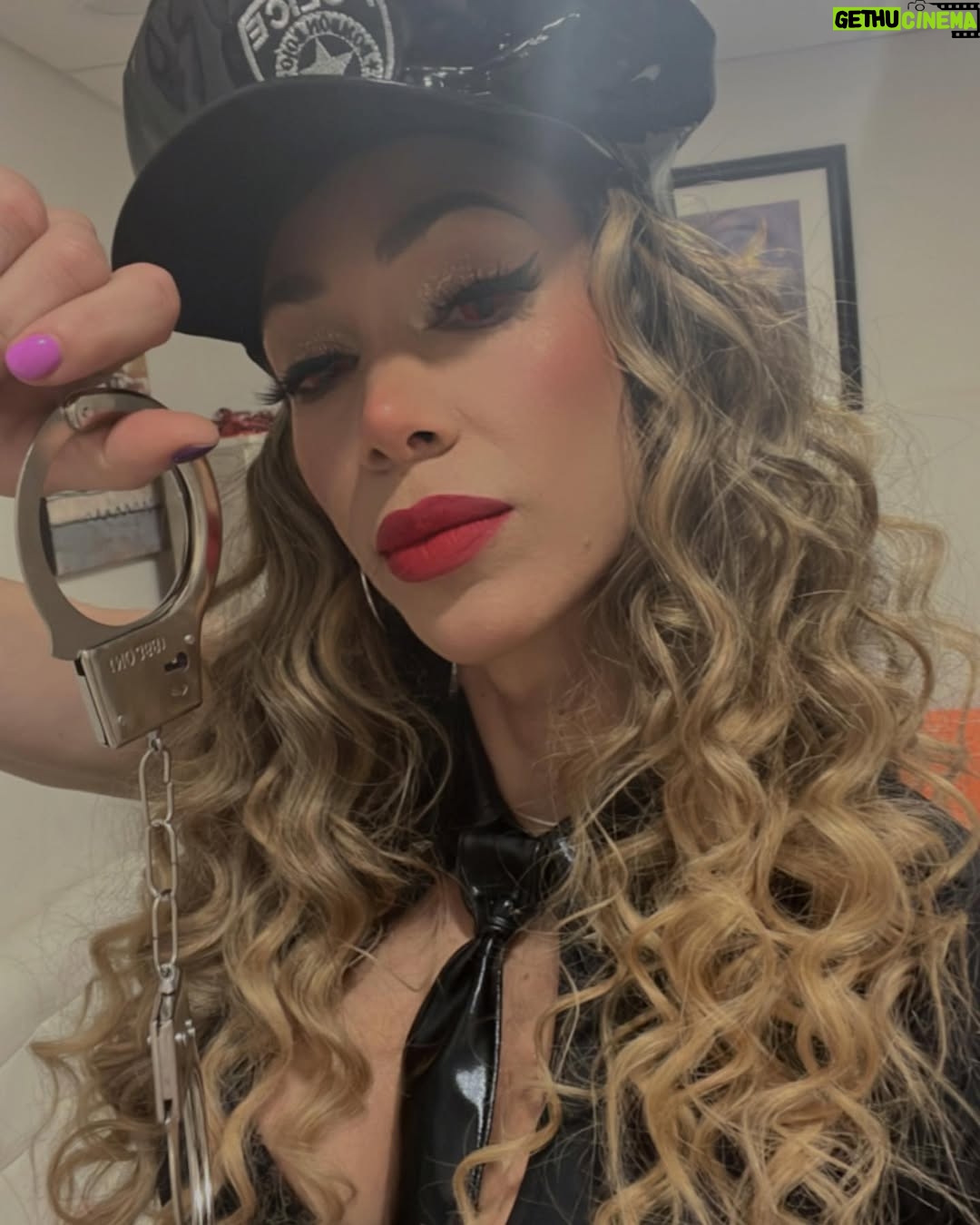 Melissa Loza - 30.8K Likes - Chicas! Me imagino que estarán viendo sus disfraces para Halloween 🎃 
aquí les dejo una opción súper sexy para este 31 👻
.
.
.
#sexycop
@bombonrojo 
@bigeyesperu
@marialepaniagua_makeup 
@elvi.hairstylist