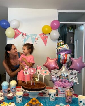 Melissa Loza Instagram - Mi ERIKITA, hermosa! Gracias por ese amor tan puro y bonito que me das día a día, gracias por ser mi mejor maestra!!!… FELIZ CUMPLEAÑOS MI NIÑA LINDA!!! Tus 4 añitos mi amor 🥳 TE AMO con todo mi ser. ♥️♥️♥️
Dios bendiga cada día de tu vida. 🤍✨
.
.
.
#hastaelinfinitoymasalla♥️