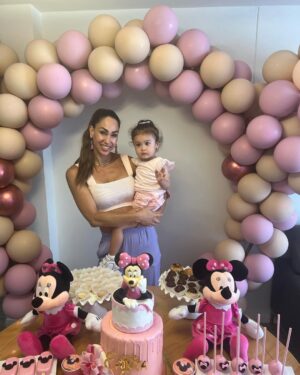 Melissa Loza Instagram - Ayer fue un día muy especial para nosotros! Nuestra ERIKITA cumplió 2 añitos 🥳 feliz día! Amor de mi vida, te amamos hasta el infinito y más allá. ♥️♥️♥️
Dios te bendiga siempre! Mi amor ♥️🤤
.
.
.
.
.
.
.
@dulcemordida