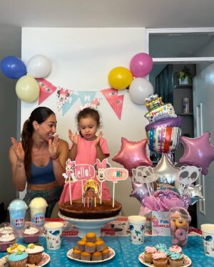 Melissa Loza Instagram - Mi ERIKITA, hermosa! Gracias por ese amor tan puro y bonito que me das día a día, gracias por ser mi mejor maestra!!!… FELIZ CUMPLEAÑOS MI NIÑA LINDA!!! Tus 4 añitos mi amor 🥳 TE AMO con todo mi ser. ♥️♥️♥️
Dios bendiga cada día de tu vida. 🤍✨
.
.
.
#hastaelinfinitoymasalla♥️