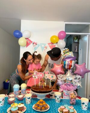 Melissa Loza Instagram - Mi ERIKITA, hermosa! Gracias por ese amor tan puro y bonito que me das día a día, gracias por ser mi mejor maestra!!!… FELIZ CUMPLEAÑOS MI NIÑA LINDA!!! Tus 4 añitos mi amor 🥳 TE AMO con todo mi ser. ♥️♥️♥️
Dios bendiga cada día de tu vida. 🤍✨
.
.
.
#hastaelinfinitoymasalla♥️