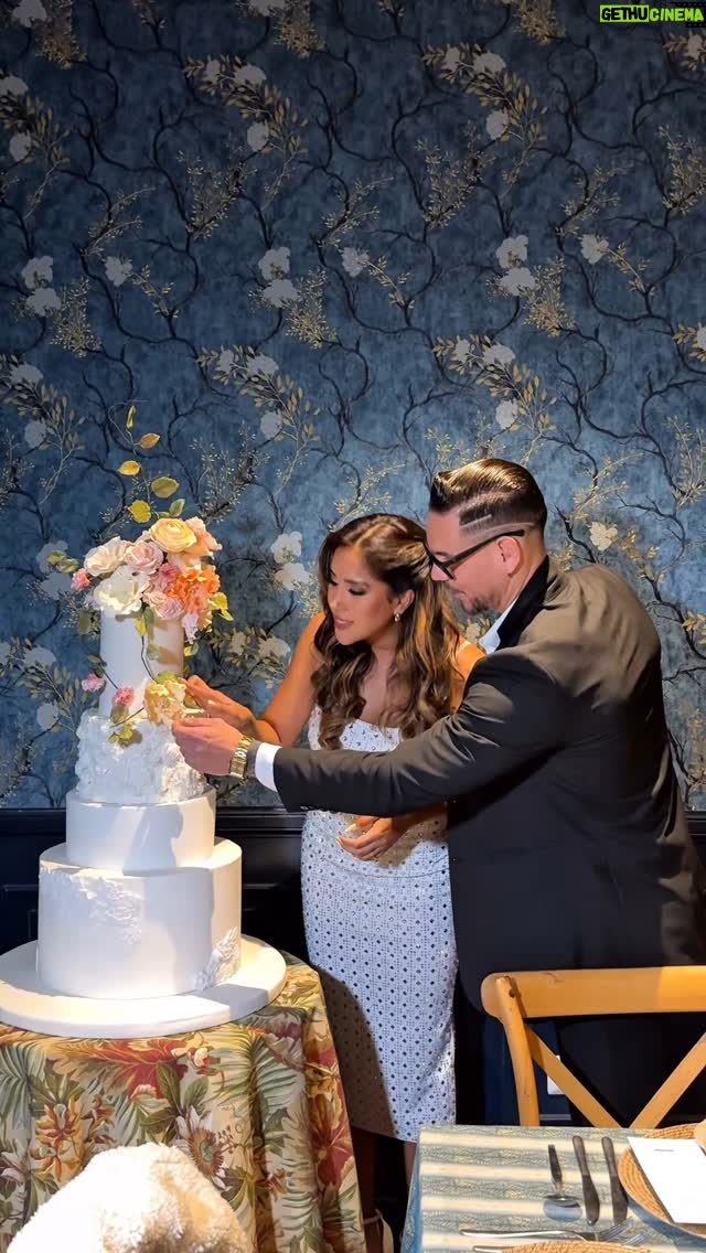 Melissa Paredes - 3K Likes - Gracias por dejarme poner un pedacito de arte en esta nueva página. ✨💍🎂
Feliz Aniversario @melissapareds y @anthonyarandab 
#TortaConHistoria #aniversariodebodas #pasteleríadealtagama #tortafina #luxurycakes #tortaconalma #cakestorytelling #anazúñigacakedesigner