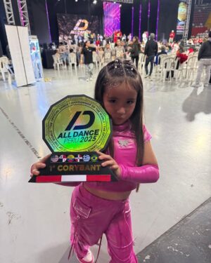 Melissa Paredes Instagram - Felices de ver como has evolucionado gracias a tu constancia y perseverancia estamos muy orgullosos de ti princesa y de cada uno de tus logros. 🫶🏻💪🏻
Tu primer campeonato nacional… rumbo al internacional 2026 🏆
Te amamos ❤️😍