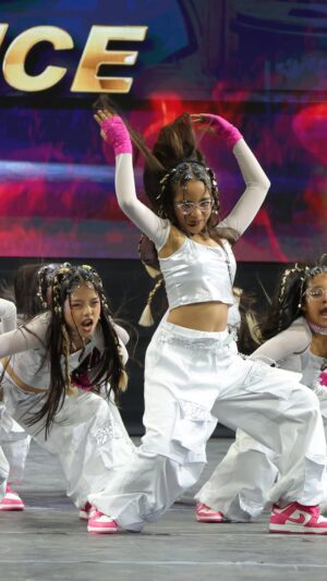 Melissa Paredes Instagram - Espectaculares nuestras UMOVEERS MI FLOWš„š„š„š„ llevĆ”ndose el 1er puesto en su categorĆaš„š
Si tĆŗ tambiĆ©n quieres ser una de ellas y prepararte para nuestro próximo concurso inscrĆbete ya! āŖ 51Ā 986Ā 825Ā 488 (solo WhatsApp) #dancer
CoreografĆa:
@anthonyarandab
Bailarinas:
Instagram :
@karolmedina_7
@giaotiniano.28
@flavianol01
@megan_fer28
@briannap8_bq
@antonella.albarran.12
@gloriadavilau
@soulmatestore.pe
@samiah_gaela