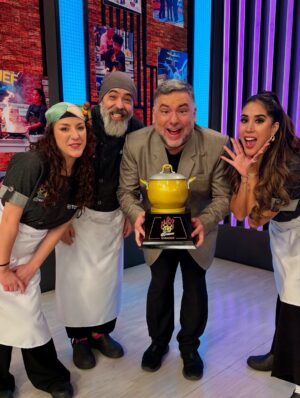 Melissa Paredes Instagram - Si esto se acaba me llevo yo la olla de oro. Gracias por ser brutales y geniales en la última temporada regular de El gran chef famosos! Los quiero mucho @melissapareds @yosoygoncho y @lucianablombergd! Son gente hermosa, con corazón lindísimo y excepcionalmente resilente! Ya los estoy extrañando! Y que gane el mejor! ❤️🌟❤️