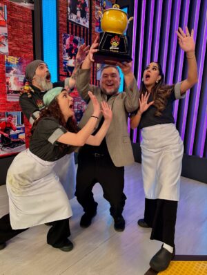Melissa Paredes Instagram - Si esto se acaba me llevo yo la olla de oro. Gracias por ser brutales y geniales en la última temporada regular de El gran chef famosos! Los quiero mucho @melissapareds @yosoygoncho y @lucianablombergd! Son gente hermosa, con corazón lindísimo y excepcionalmente resilente! Ya los estoy extrañando! Y que gane el mejor! ❤️🌟❤️