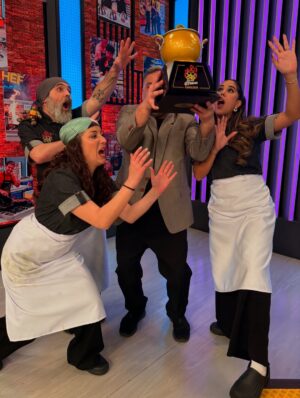 Melissa Paredes Instagram - Si esto se acaba me llevo yo la olla de oro. Gracias por ser brutales y geniales en la última temporada regular de El gran chef famosos! Los quiero mucho @melissapareds @yosoygoncho y @lucianablombergd! Son gente hermosa, con corazón lindísimo y excepcionalmente resilente! Ya los estoy extrañando! Y que gane el mejor! ❤️🌟❤️
