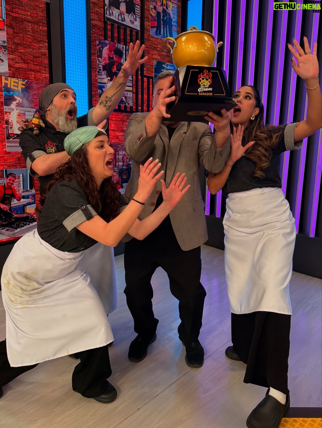 Melissa Paredes - 7.5K Likes - Si esto se acaba me llevo yo la olla de oro. Gracias por ser brutales y geniales en la última temporada regular de El gran chef famosos! Los quiero mucho @melissapareds @yosoygoncho y @lucianablombergd! Son gente hermosa, con corazón lindísimo y excepcionalmente resilente! Ya los estoy extrañando! Y que gane el mejor! ❤️🌟❤️