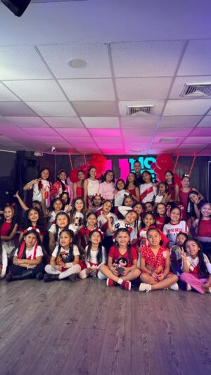 Melissa Paredes Instagram - Clase āØBAILA CON TU ARTISTA ⨠compartimos una clase linda con MILENA WARTHON celebrĆ”ndole al PERĆ.
Nuestras niƱas maravillosas disfrutando y bailando š„šµšŖ
Gracias @milenawarthon por visitarnos š„
Gracias a @speakers.kids por ser parte de la familia š„