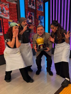 Melissa Paredes Instagram - Si esto se acaba me llevo yo la olla de oro. Gracias por ser brutales y geniales en la última temporada regular de El gran chef famosos! Los quiero mucho @melissapareds @yosoygoncho y @lucianablombergd! Son gente hermosa, con corazón lindísimo y excepcionalmente resilente! Ya los estoy extrañando! Y que gane el mejor! ❤️🌟❤️