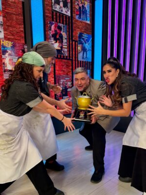 Melissa Paredes Instagram - Si esto se acaba me llevo yo la olla de oro. Gracias por ser brutales y geniales en la última temporada regular de El gran chef famosos! Los quiero mucho @melissapareds @yosoygoncho y @lucianablombergd! Son gente hermosa, con corazón lindísimo y excepcionalmente resilente! Ya los estoy extrañando! Y que gane el mejor! ❤️🌟❤️