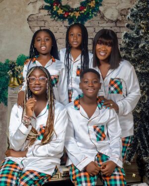 Mercy Johnson Instagram - Merry Christmasā¦.. Wishing you all the best of the season⦠@princeodiokojie
@theokojiekids
Outfit by @regaeofficial ā¤ļøMy Daughter is the CEOš
Planner/executor @casie__snow ā¤ļø thank you my sweetsā¦.
