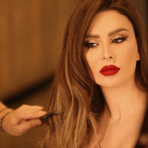 Merna Shalfoun Instagram - الناس لي بتتخلى وبتلف ضهرا وبتمشي وقت نكون بأمس الحاجة لوجودن ومابيعنيلن شو عم يصير فينا ...وقت بيعرفوا أنو نحنا تعبانين وتلفنا ومابعذبواحالن بسؤال مع أنو بكل أزماتن نحنا منكون معن وبدون مايطلبو ...بعمرو لي بحب او بيعمل بأصلو مابيطلب مقابل من حدا ☺️بس طول عمرا الدنيا مواقف ..بس لمّا بكون الرد هو التجاهل وقلة الوفا ف عادي جداً نتعامل معن بالمثل لي بدي قولو مو كل الناس بتستاهل فرصة جديدةلانو الموقف بكون خلص خلانا نشوف الحقيقة كاملة لاتستنزفوا مشاعركم نصيحة مع ناس مابتعرف تعطي ولاتحب ...مساكم حب وناس وفيّة وكلشي حلو على قد قلوبكم البيضا🙏🏻❤️☺️ بحبكن #سوريا #دمشق #بيروت #لبنان #الاردن #العراق #فلسطين #مصر #ليبيا #سلطنة_عمان #الامارات_العربية_المتحدة #دبي #ابوظبي #السعودية #البحرين #قطر #الكويت #المغرب_العربي #تونس #السودان #الجزائر #الوطن العربي