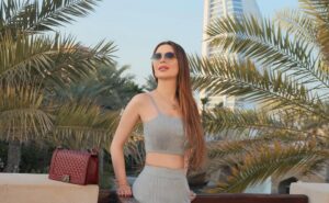Merna Shalfoun Instagram - بستغرب جداً لما بشوف ناس قادرة تطلع فيك كل ثانية عيب وتنتقدك وتعطيك دروس بالحياة وبالشغل وبالتعاطي مع الآخرين وبعد شوي ممكن يعطونا عصايتين على ايدنا عقاب على سلوكنا السيء وعاداتنا الغلط وتربيتنا العوجة😂 معقول العمى لهالدرجة 🙄المشكلة موعيب حدا ينصحنا بالعكس هاد واجب كل محب ولكن قبل ماتعلم غيرك وتنتقد وموعاجبك شي شوف حالك لانو عيوبك والكوارث لي بحياتك وشخصيتك بدها ٤٠٠٠سنة لتتصلح 🤦🏻♀️ نتيجة احساسك انك الاعظم والافهم والارقى 😊 ...نماذج موجودة بكثرة غير عادية للأسف ...يسعد اوقاتكم بالخير كل الخير لي بالدنيا🙏🏻🤍 #دبي#برج_العرب #mirna_shalfoun
#dxb #love #Gray #Fashion #سوريا #دمشق #بيروت #لبنان #الاردن #العراق #فلسطين #مصر #ليبيا #سلطنة_عمان #الامارات_العربية_المتحدة #دبي #ابوظبي #السعودية #البحرين #قطر #الكويت #المغرب_العربي #تونس #السودان #الجزائر #الوطن العربي