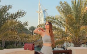 Merna Shalfoun Instagram - بستغرب جداً لما بشوف ناس قادرة تطلع فيك كل ثانية عيب وتنتقدك وتعطيك دروس بالحياة وبالشغل وبالتعاطي مع الآخرين وبعد شوي ممكن يعطونا عصايتين على ايدنا عقاب على سلوكنا السيء وعاداتنا الغلط وتربيتنا العوجة😂 معقول العمى لهالدرجة 🙄المشكلة موعيب حدا ينصحنا بالعكس هاد واجب كل محب ولكن قبل ماتعلم غيرك وتنتقد وموعاجبك شي شوف حالك لانو عيوبك والكوارث لي بحياتك وشخصيتك بدها ٤٠٠٠سنة لتتصلح 🤦🏻♀️ نتيجة احساسك انك الاعظم والافهم والارقى 😊 ...نماذج موجودة بكثرة غير عادية للأسف ...يسعد اوقاتكم بالخير كل الخير لي بالدنيا🙏🏻🤍 #دبي#برج_العرب #mirna_shalfoun
#dxb #love #Gray #Fashion #سوريا #دمشق #بيروت #لبنان #الاردن #العراق #فلسطين #مصر #ليبيا #سلطنة_عمان #الامارات_العربية_المتحدة #دبي #ابوظبي #السعودية #البحرين #قطر #الكويت #المغرب_العربي #تونس #السودان #الجزائر #الوطن العربي