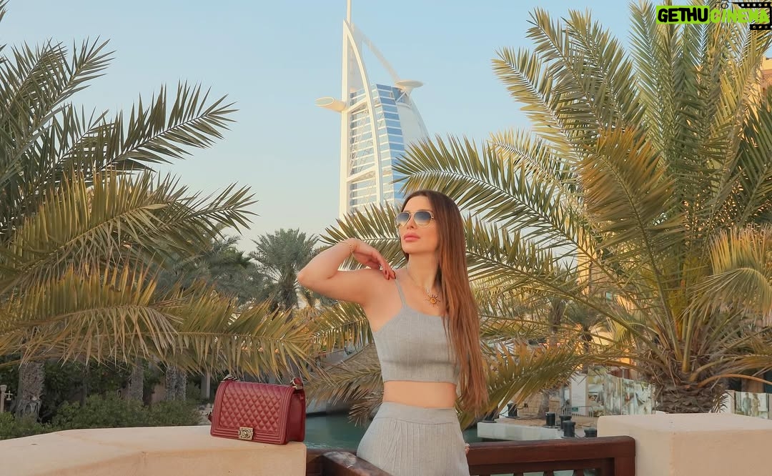 Merna Shalfoun - 18.5K Likes - بستغرب جداً لما بشوف ناس قادرة تطلع فيك كل ثانية عيب وتنتقدك وتعطيك دروس بالحياة وبالشغل وبالتعاطي مع الآخرين وبعد شوي ممكن يعطونا عصايتين على ايدنا عقاب على سلوكنا السيء وعاداتنا الغلط وتربيتنا العوجة😂 معقول العمى لهالدرجة 🙄المشكلة موعيب حدا ينصحنا بالعكس هاد واجب كل محب ولكن قبل ماتعلم غيرك وتنتقد وموعاجبك شي شوف حالك لانو عيوبك والكوارث لي بحياتك وشخصيتك بدها ٤٠٠٠سنة لتتصلح 🤦🏻‍♀️ نتيجة احساسك انك الاعظم والافهم والارقى 😊 ...نماذج موجودة بكثرة غير عادية للأسف ...يسعد اوقاتكم بالخير كل الخير لي بالدنيا🙏🏻🤍 #دبي#برج_العرب #mirna_shalfoun
#dxb #love #Gray #Fashion #سوريا #دمشق #بيروت #لبنان #الاردن #العراق #فلسطين #مصر #ليبيا #سلطنة_عمان #الامارات_العربية_المتحدة #دبي #ابوظبي #السعودية #البحرين #قطر #الكويت #المغرب_العربي #تونس #السودان #الجزائر #الوطن العربي
