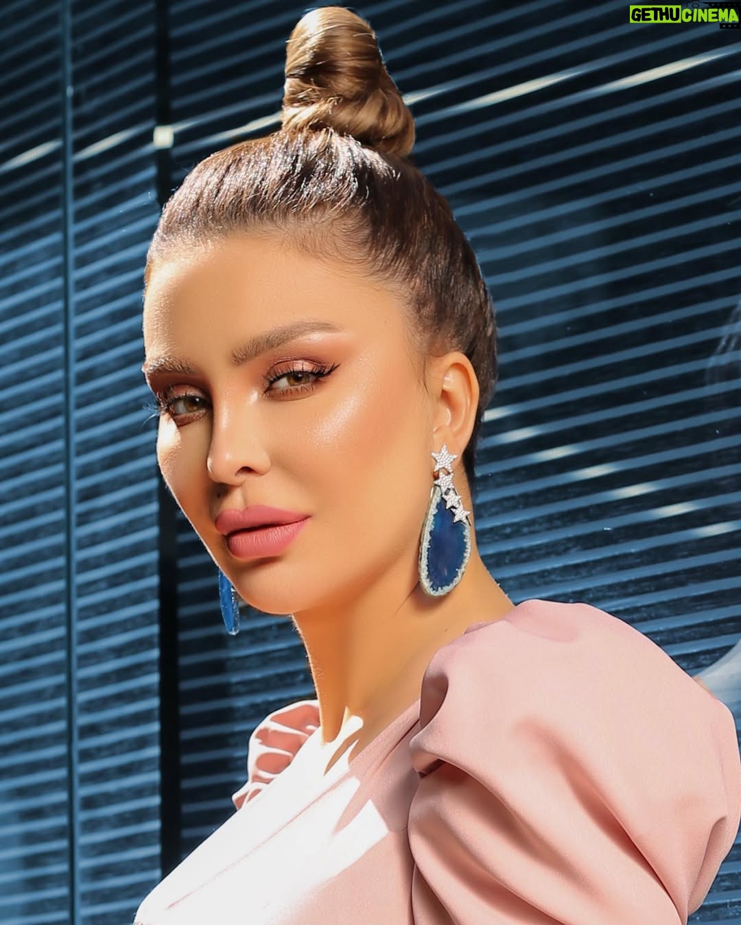 Merna Shalfoun - 23K Likes - أبلغ عزيزاً في ثنايا القلب منزله أني وان كنت لا ألقاه ...ألقاه😌  وإن طرفي موصول برؤيتهً وإن تباعد عن سكناي سكناهُ ياليته يعلم ياااليته يعلم أني لست أذكرهُ وكيف أذكره إذ لستُ أنساهُ 😉😍 يسعد مساكم بالخير كل الخير والحب لي بالدنيا ...اشتقتلكن وبحبكن كتير💋🤍 @miladhannoun  @ahmad_zamlout  @manalajaj @manolia.official #سوريا #دمشق #بيروت #لبنان #الاردن #العراق #فلسطين #مصر #ليبيا #سلطنة_عمان #الامارات_العربية_المتحدة #دبي #ابوظبي #السعودية #البحرين #قطر #الكويت #المغرب_العربي #تونس #السودان #الجزائر #الوطن العربي