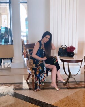 Merna Shalfoun Instagram - #pazzoversacedubai #dubai #versace # mydubai #hotel # lifestyle # mirnashalfoun #fun #summer 🙏🏻💙🤍 #maydubai #mirnashalfoun @palazzoversacedubai ❤️💙🧚♀️