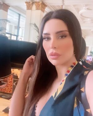 Merna Shalfoun Instagram - #pazzoversacedubai #dubai #versace # mydubai #hotel # lifestyle # mirnashalfoun #fun #summer 🙏🏻💙🤍 #maydubai #mirnashalfoun @palazzoversacedubai ❤️💙🧚♀️
