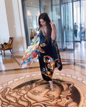 Merna Shalfoun Instagram - #pazzoversacedubai #dubai #versace # mydubai #hotel # lifestyle # mirnashalfoun #fun #summer 🙏🏻💙🤍 #maydubai #mirnashalfoun @palazzoversacedubai ❤️💙🧚♀️