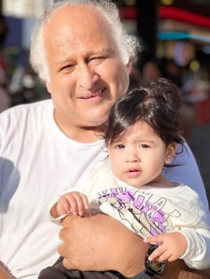 Micheille Soifer Instagram - Feliz día a mi Padre ! Ustedes no imaginan el amor que le tengo a mi papá . El es el amor de mi vida . Deseo cada día de mi vida estar a tu lado papito , pronto iré a verte ! Doy gracias a Diosito por tu vida, por haberme elegido como tu hijita , no sabes el honor que es para mí serlo . Te haré sentir orgulloso cada día , debo dar la talla , ser hija tuya es una responsabilidad 🥹 tú eres increíble y debo representarte siempre . Tu, mami, hermanos y sobrinos son el motivo el cual me levanto a diario a luchar en esta carrera tan difícil y ustedes están en cada paso que Doy . Te amo papito . Mi marino hermoso . Te amo te amo te amo ! ♥️ hoy y todos los días celebro tu vida papi . Te honro y respeto . Te admiro y amo , gracias por todo lo que has hecho por mí y mis hermanos . Hoy lo haces con tus nietos . Cómo le pido a Dios siempre . Que el hombre que sea mi esposo debe tener un poquito de ti por lo menos , un poquito de ese corazón tan noble que tienes . Con eso me conformo ! Feliz día papá !
#felizdiapapa #felizdíadelpadre #papa #papito #amor #micheillesoifer #marcossoifer #soifer #lossoifer