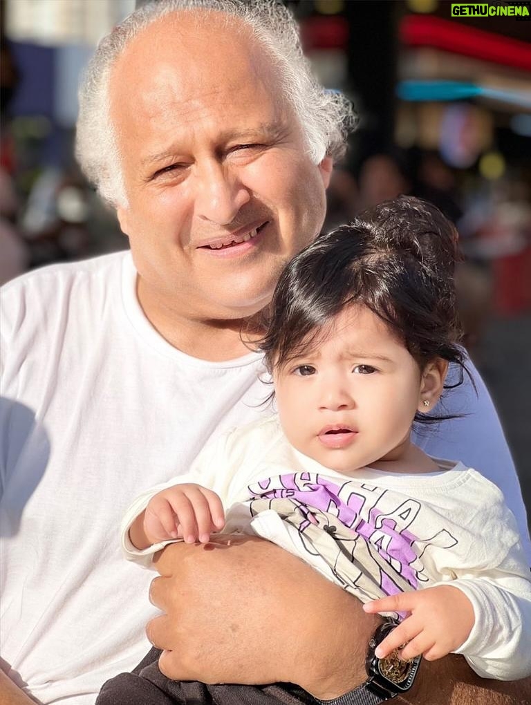 Micheille Soifer - 11.7K Likes - Feliz día a mi Padre ! Ustedes no imaginan el amor que le tengo a mi papá . El es el amor de mi vida . Deseo cada día de mi vida estar a tu lado papito , pronto iré a verte ! Doy gracias a Diosito por tu vida, por haberme elegido como tu hijita , no sabes el honor que es para mí serlo . Te haré sentir orgulloso cada día , debo dar la talla , ser hija tuya es una responsabilidad 🥹 tú eres increíble y debo representarte siempre . Tu, mami, hermanos y sobrinos son el motivo el cual me levanto a diario a luchar en esta carrera tan difícil y ustedes están en cada paso que Doy . Te amo papito . Mi marino hermoso . Te amo te amo te amo ! ♥️ hoy y todos los días celebro tu vida papi . Te honro y respeto . Te admiro y amo , gracias por todo lo que has hecho por mí y mis hermanos . Hoy lo haces con tus nietos . Cómo le pido a Dios siempre . Que el hombre que sea mi esposo debe tener un poquito de ti por lo menos , un poquito de ese corazón tan noble que tienes . Con eso me conformo ! Feliz día papá ! 

#felizdiapapa #felizdíadelpadre #papa #papito #amor #micheillesoifer #marcossoifer #soifer #lossoifer