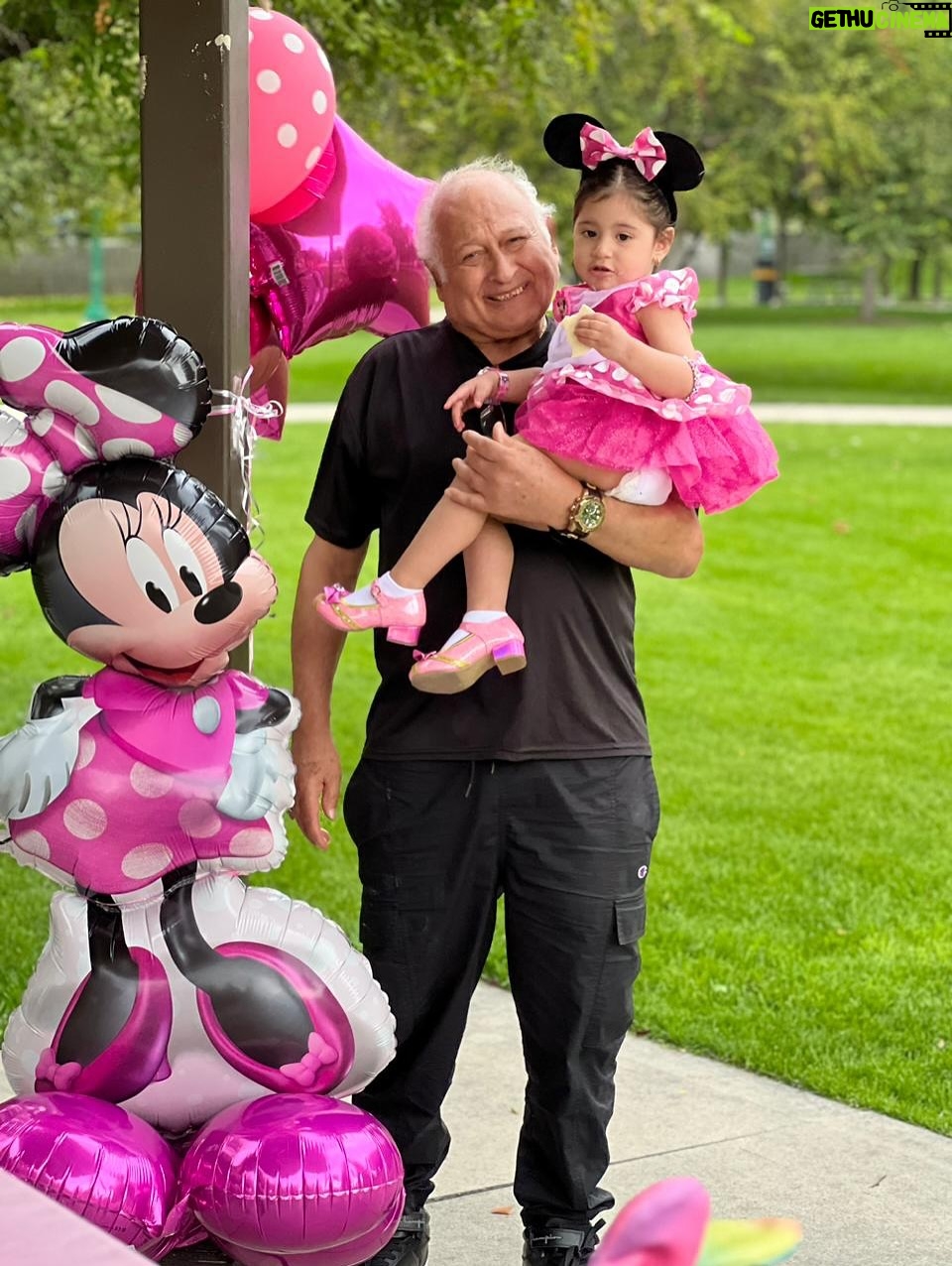 Micheille Soifer - 11.7K Likes - Feliz día a mi Padre ! Ustedes no imaginan el amor que le tengo a mi papá . El es el amor de mi vida . Deseo cada día de mi vida estar a tu lado papito , pronto iré a verte ! Doy gracias a Diosito por tu vida, por haberme elegido como tu hijita , no sabes el honor que es para mí serlo . Te haré sentir orgulloso cada día , debo dar la talla , ser hija tuya es una responsabilidad 🥹 tú eres increíble y debo representarte siempre . Tu, mami, hermanos y sobrinos son el motivo el cual me levanto a diario a luchar en esta carrera tan difícil y ustedes están en cada paso que Doy . Te amo papito . Mi marino hermoso . Te amo te amo te amo ! ♥️ hoy y todos los días celebro tu vida papi . Te honro y respeto . Te admiro y amo , gracias por todo lo que has hecho por mí y mis hermanos . Hoy lo haces con tus nietos . Cómo le pido a Dios siempre . Que el hombre que sea mi esposo debe tener un poquito de ti por lo menos , un poquito de ese corazón tan noble que tienes . Con eso me conformo ! Feliz día papá ! 

#felizdiapapa #felizdíadelpadre #papa #papito #amor #micheillesoifer #marcossoifer #soifer #lossoifer