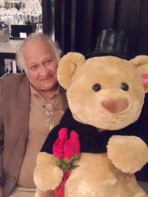 Micheille Soifer Instagram - Feliz día a mi Padre ! Ustedes no imaginan el amor que le tengo a mi papá . El es el amor de mi vida . Deseo cada día de mi vida estar a tu lado papito , pronto iré a verte ! Doy gracias a Diosito por tu vida, por haberme elegido como tu hijita , no sabes el honor que es para mí serlo . Te haré sentir orgulloso cada día , debo dar la talla , ser hija tuya es una responsabilidad 🥹 tú eres increíble y debo representarte siempre . Tu, mami, hermanos y sobrinos son el motivo el cual me levanto a diario a luchar en esta carrera tan difícil y ustedes están en cada paso que Doy . Te amo papito . Mi marino hermoso . Te amo te amo te amo ! ♥️ hoy y todos los días celebro tu vida papi . Te honro y respeto . Te admiro y amo , gracias por todo lo que has hecho por mí y mis hermanos . Hoy lo haces con tus nietos . Cómo le pido a Dios siempre . Que el hombre que sea mi esposo debe tener un poquito de ti por lo menos , un poquito de ese corazón tan noble que tienes . Con eso me conformo ! Feliz día papá !
#felizdiapapa #felizdíadelpadre #papa #papito #amor #micheillesoifer #marcossoifer #soifer #lossoifer