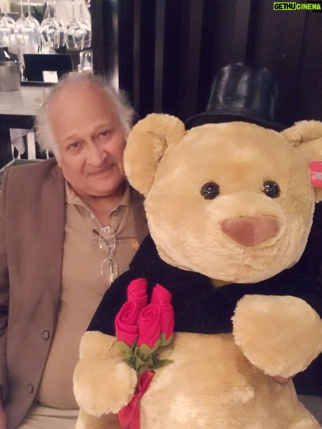 Micheille Soifer - 11.7K Likes - Feliz día a mi Padre ! Ustedes no imaginan el amor que le tengo a mi papá . El es el amor de mi vida . Deseo cada día de mi vida estar a tu lado papito , pronto iré a verte ! Doy gracias a Diosito por tu vida, por haberme elegido como tu hijita , no sabes el honor que es para mí serlo . Te haré sentir orgulloso cada día , debo dar la talla , ser hija tuya es una responsabilidad 🥹 tú eres increíble y debo representarte siempre . Tu, mami, hermanos y sobrinos son el motivo el cual me levanto a diario a luchar en esta carrera tan difícil y ustedes están en cada paso que Doy . Te amo papito . Mi marino hermoso . Te amo te amo te amo ! ♥️ hoy y todos los días celebro tu vida papi . Te honro y respeto . Te admiro y amo , gracias por todo lo que has hecho por mí y mis hermanos . Hoy lo haces con tus nietos . Cómo le pido a Dios siempre . Que el hombre que sea mi esposo debe tener un poquito de ti por lo menos , un poquito de ese corazón tan noble que tienes . Con eso me conformo ! Feliz día papá ! 

#felizdiapapa #felizdíadelpadre #papa #papito #amor #micheillesoifer #marcossoifer #soifer #lossoifer