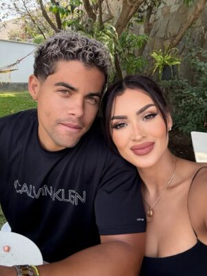 Micheille Soifer Instagram - Fotos que no había subido pero que me encantan ! Díganme cuál les gustó más 🥹
Son personas que amo, admiro y respeto ! Gracias por estar en mi vida . Y me faltan algunas ya les iré compartiendo !