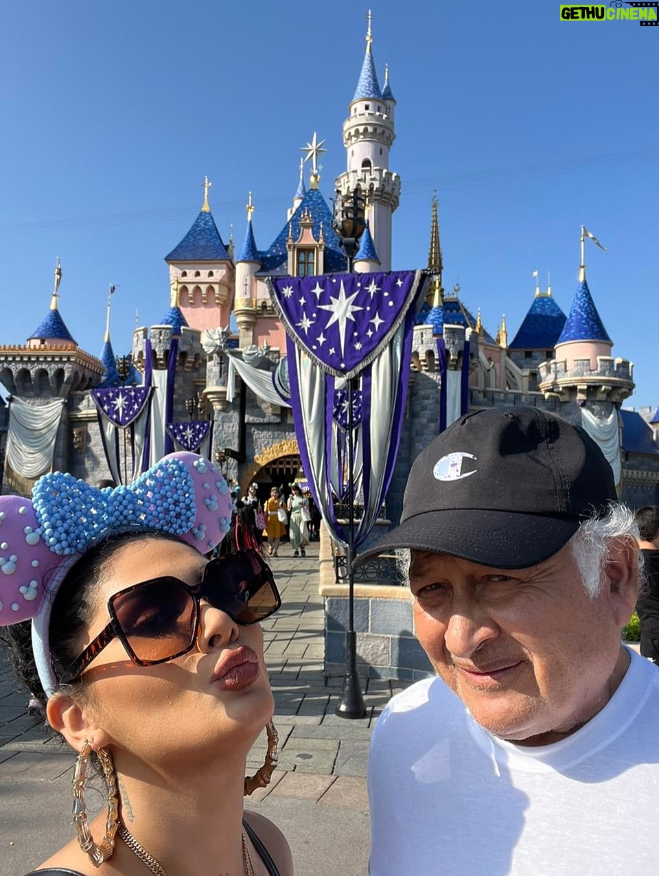 Micheille Soifer - 11.7K Likes - Feliz día a mi Padre ! Ustedes no imaginan el amor que le tengo a mi papá . El es el amor de mi vida . Deseo cada día de mi vida estar a tu lado papito , pronto iré a verte ! Doy gracias a Diosito por tu vida, por haberme elegido como tu hijita , no sabes el honor que es para mí serlo . Te haré sentir orgulloso cada día , debo dar la talla , ser hija tuya es una responsabilidad 🥹 tú eres increíble y debo representarte siempre . Tu, mami, hermanos y sobrinos son el motivo el cual me levanto a diario a luchar en esta carrera tan difícil y ustedes están en cada paso que Doy . Te amo papito . Mi marino hermoso . Te amo te amo te amo ! ♥️ hoy y todos los días celebro tu vida papi . Te honro y respeto . Te admiro y amo , gracias por todo lo que has hecho por mí y mis hermanos . Hoy lo haces con tus nietos . Cómo le pido a Dios siempre . Que el hombre que sea mi esposo debe tener un poquito de ti por lo menos , un poquito de ese corazón tan noble que tienes . Con eso me conformo ! Feliz día papá ! 

#felizdiapapa #felizdíadelpadre #papa #papito #amor #micheillesoifer #marcossoifer #soifer #lossoifer