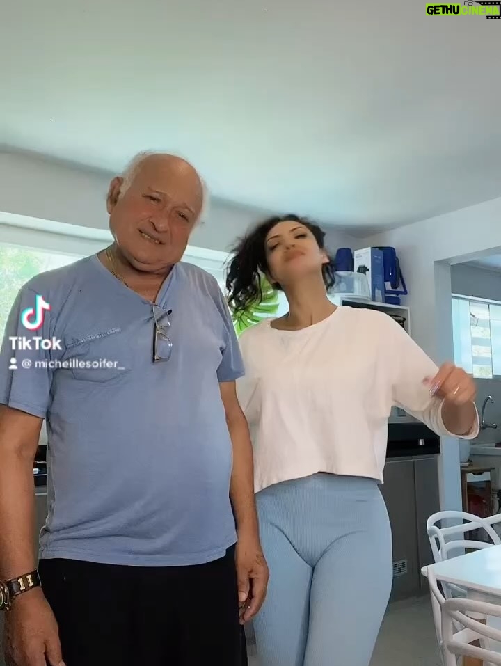 Micheille Soifer - 11.7K Likes - Feliz día a mi Padre ! Ustedes no imaginan el amor que le tengo a mi papá . El es el amor de mi vida . Deseo cada día de mi vida estar a tu lado papito , pronto iré a verte ! Doy gracias a Diosito por tu vida, por haberme elegido como tu hijita , no sabes el honor que es para mí serlo . Te haré sentir orgulloso cada día , debo dar la talla , ser hija tuya es una responsabilidad 🥹 tú eres increíble y debo representarte siempre . Tu, mami, hermanos y sobrinos son el motivo el cual me levanto a diario a luchar en esta carrera tan difícil y ustedes están en cada paso que Doy . Te amo papito . Mi marino hermoso . Te amo te amo te amo ! ♥️ hoy y todos los días celebro tu vida papi . Te honro y respeto . Te admiro y amo , gracias por todo lo que has hecho por mí y mis hermanos . Hoy lo haces con tus nietos . Cómo le pido a Dios siempre . Que el hombre que sea mi esposo debe tener un poquito de ti por lo menos , un poquito de ese corazón tan noble que tienes . Con eso me conformo ! Feliz día papá ! 

#felizdiapapa #felizdíadelpadre #papa #papito #amor #micheillesoifer #marcossoifer #soifer #lossoifer