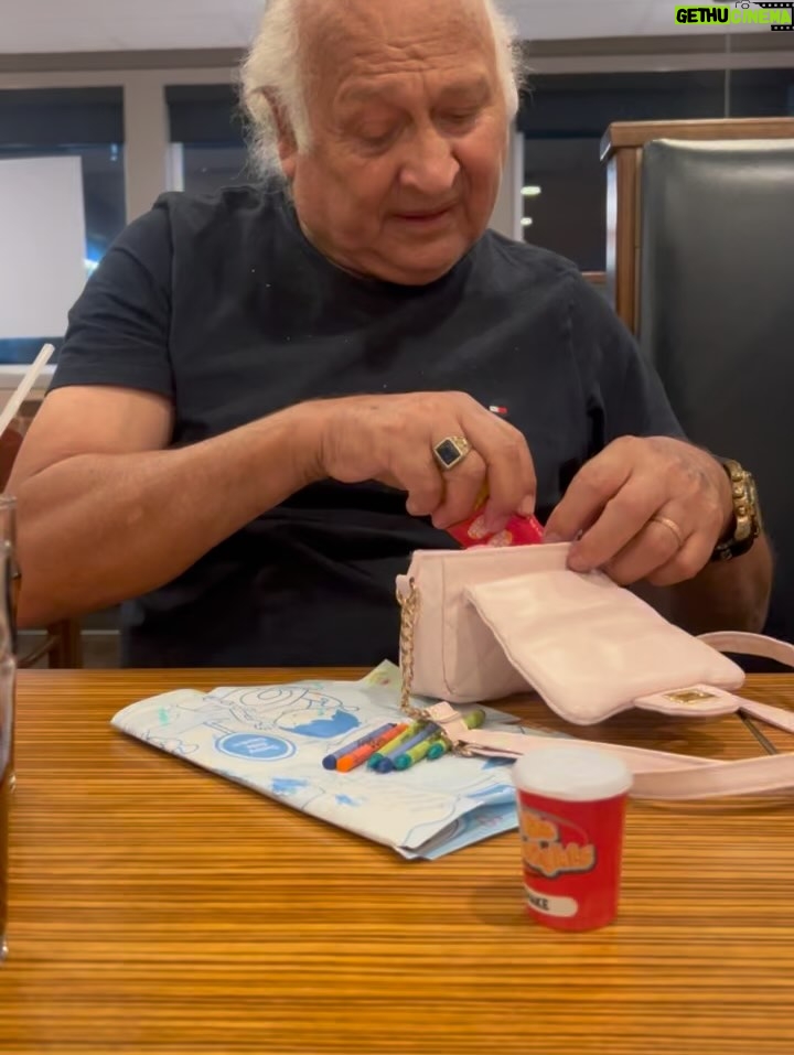 Micheille Soifer - 11.7K Likes - Feliz día a mi Padre ! Ustedes no imaginan el amor que le tengo a mi papá . El es el amor de mi vida . Deseo cada día de mi vida estar a tu lado papito , pronto iré a verte ! Doy gracias a Diosito por tu vida, por haberme elegido como tu hijita , no sabes el honor que es para mí serlo . Te haré sentir orgulloso cada día , debo dar la talla , ser hija tuya es una responsabilidad 🥹 tú eres increíble y debo representarte siempre . Tu, mami, hermanos y sobrinos son el motivo el cual me levanto a diario a luchar en esta carrera tan difícil y ustedes están en cada paso que Doy . Te amo papito . Mi marino hermoso . Te amo te amo te amo ! ♥️ hoy y todos los días celebro tu vida papi . Te honro y respeto . Te admiro y amo , gracias por todo lo que has hecho por mí y mis hermanos . Hoy lo haces con tus nietos . Cómo le pido a Dios siempre . Que el hombre que sea mi esposo debe tener un poquito de ti por lo menos , un poquito de ese corazón tan noble que tienes . Con eso me conformo ! Feliz día papá ! 

#felizdiapapa #felizdíadelpadre #papa #papito #amor #micheillesoifer #marcossoifer #soifer #lossoifer
