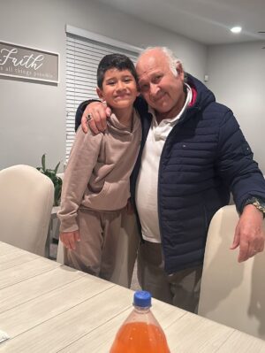 Micheille Soifer Instagram - Feliz día a mi Padre ! Ustedes no imaginan el amor que le tengo a mi papá . El es el amor de mi vida . Deseo cada día de mi vida estar a tu lado papito , pronto iré a verte ! Doy gracias a Diosito por tu vida, por haberme elegido como tu hijita , no sabes el honor que es para mí serlo . Te haré sentir orgulloso cada día , debo dar la talla , ser hija tuya es una responsabilidad 🥹 tú eres increíble y debo representarte siempre . Tu, mami, hermanos y sobrinos son el motivo el cual me levanto a diario a luchar en esta carrera tan difícil y ustedes están en cada paso que Doy . Te amo papito . Mi marino hermoso . Te amo te amo te amo ! ♥️ hoy y todos los días celebro tu vida papi . Te honro y respeto . Te admiro y amo , gracias por todo lo que has hecho por mí y mis hermanos . Hoy lo haces con tus nietos . Cómo le pido a Dios siempre . Que el hombre que sea mi esposo debe tener un poquito de ti por lo menos , un poquito de ese corazón tan noble que tienes . Con eso me conformo ! Feliz día papá !
#felizdiapapa #felizdíadelpadre #papa #papito #amor #micheillesoifer #marcossoifer #soifer #lossoifer
