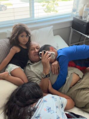 Micheille Soifer Instagram - Feliz día a mi Padre ! Ustedes no imaginan el amor que le tengo a mi papá . El es el amor de mi vida . Deseo cada día de mi vida estar a tu lado papito , pronto iré a verte ! Doy gracias a Diosito por tu vida, por haberme elegido como tu hijita , no sabes el honor que es para mí serlo . Te haré sentir orgulloso cada día , debo dar la talla , ser hija tuya es una responsabilidad 🥹 tú eres increíble y debo representarte siempre . Tu, mami, hermanos y sobrinos son el motivo el cual me levanto a diario a luchar en esta carrera tan difícil y ustedes están en cada paso que Doy . Te amo papito . Mi marino hermoso . Te amo te amo te amo ! ♥️ hoy y todos los días celebro tu vida papi . Te honro y respeto . Te admiro y amo , gracias por todo lo que has hecho por mí y mis hermanos . Hoy lo haces con tus nietos . Cómo le pido a Dios siempre . Que el hombre que sea mi esposo debe tener un poquito de ti por lo menos , un poquito de ese corazón tan noble que tienes . Con eso me conformo ! Feliz día papá !
#felizdiapapa #felizdíadelpadre #papa #papito #amor #micheillesoifer #marcossoifer #soifer #lossoifer
