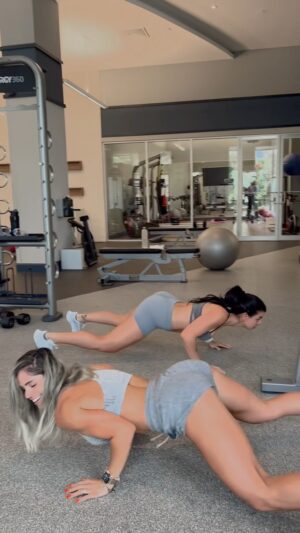 Michelle Lewin Instagram - Lo que todos pidieron 😛 @anitta 

#envolverchallenge #instagramreels #sistersinshape