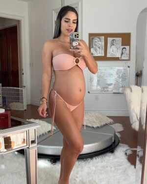 Michelle Lewin Instagram - Hey ladies! Here I am, quite in love with my belly actually!🥰 And let me tell you, this little guy inside moves, and he moves A LOT! Kicks and punches all day long😬 Now take a wild guess: In what week of pregnancy do you think I am? (Let it out, don’t be shy😜😘)