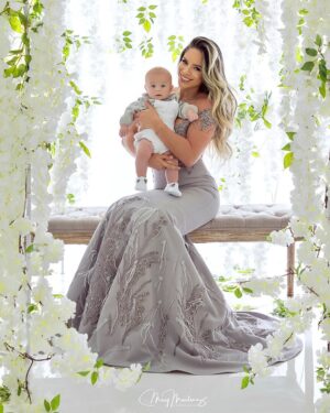 Michelle Lewin Instagram - Hoy celebró mi primer día de la madre 👩‍👦
-Hoy le dedico estas palabras a mi hijo @Landrew_Lewin, y es que quiero decirle que soy la mamá más feliz del mundo que tengo tanto que agradecerte. Gracias por escogerme como tu mami, gracias por ser como eres, no te cambiaría nada en lo absoluto. Todos me decían que iba ser difícil pero la verdad es que contigo todo ha sido perfectamente sabroso vivir este proceso. De seguro no soy la mamá perfecta pero créeme que hare el esfuerzo para serlo y estaré a tu lado cuando más me necesites. Tendré la paciencia para escucharte llorar, para ser la tarea, para verte hacer tus primeros berrinches. Quiero que sepas que pase lo que pase estaré a tu lado agarrados de la mano de Dios. 
Y aprovecho para felicitar a todas esas mama’s chingonas solteras que cargan a sus hijos para arriba y para abajo, déjame decirles que son unas guerreras y que las admiro por estar solas con 1, 2 o más hijos y que hacen lo posible para salir adelante. 
Cuando tengo días difíciles 🫠 me acuerdo de ustedes y pienso que fuertes estas mujeres mi admiración para ustedes 👏🏻 
-Mi madre @Miami_Lash: Gracias por estar siempre ahí cuando más te necesito. Gracias por ser de mi la mujer que soy hoy en día, eres unas de esas madres chingonas guerreras que lucho en la vida con tres hijos con mucha necesidad pero aun así estuviste con nosotros atravesando muchos obstáculos eres una madre ejemplar. Te amo.
-A mi hermana @Antonietta09 : siento por ti admiración total 🥰 Una guerrera que me ha enseñado  muchas cosas, unas de tantas es ser una persona con una vibra del mas allá que con solo tu presencia tu energía llena de luz lo mas oscuro, eres una persona que no sabe  guardar rencor, eres un persona de muy buen corazón, se que mi Diosito te tiene preparado muchas cosas buenas en tu vida por que te lo mereces. Ustedes tres porque falta mi abuelita 👵🏻 quiero decirles que las Amo más que mi vida. 
-Gracias Dios por darme esta maravillosa familia🙏🏻❤️

Foto: @MayMartinezPhotography
Vestimenta de Landrew: @LiliLeyba