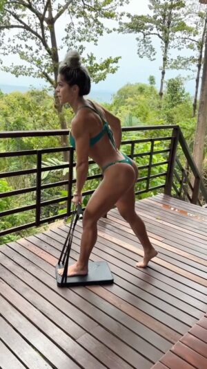 Michelle Lewin Instagram - Holiday glute and leg workout!👙
-And it’s a pretty darn badass one😍
Full workout program on @LewinFitBase, PLUS a FREE 8 week workout program (3 days per week) available… PLUS lots of more workout programs coming… Have fun! Enjoy💪🏻🙋🏼‍♀️😘 (🎼Music @Jimmy_Lewin 🎸)