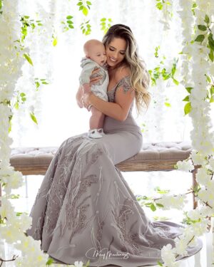 Michelle Lewin Instagram - Hoy celebró mi primer día de la madre 👩‍👦
-Hoy le dedico estas palabras a mi hijo @Landrew_Lewin, y es que quiero decirle que soy la mamá más feliz del mundo que tengo tanto que agradecerte. Gracias por escogerme como tu mami, gracias por ser como eres, no te cambiaría nada en lo absoluto. Todos me decían que iba ser difícil pero la verdad es que contigo todo ha sido perfectamente sabroso vivir este proceso. De seguro no soy la mamá perfecta pero créeme que hare el esfuerzo para serlo y estaré a tu lado cuando más me necesites. Tendré la paciencia para escucharte llorar, para ser la tarea, para verte hacer tus primeros berrinches. Quiero que sepas que pase lo que pase estaré a tu lado agarrados de la mano de Dios. 
Y aprovecho para felicitar a todas esas mama’s chingonas solteras que cargan a sus hijos para arriba y para abajo, déjame decirles que son unas guerreras y que las admiro por estar solas con 1, 2 o más hijos y que hacen lo posible para salir adelante. 
Cuando tengo días difíciles 🫠 me acuerdo de ustedes y pienso que fuertes estas mujeres mi admiración para ustedes 👏🏻 
-Mi madre @Miami_Lash: Gracias por estar siempre ahí cuando más te necesito. Gracias por ser de mi la mujer que soy hoy en día, eres unas de esas madres chingonas guerreras que lucho en la vida con tres hijos con mucha necesidad pero aun así estuviste con nosotros atravesando muchos obstáculos eres una madre ejemplar. Te amo.
-A mi hermana @Antonietta09 : siento por ti admiración total 🥰 Una guerrera que me ha enseñado  muchas cosas, unas de tantas es ser una persona con una vibra del mas allá que con solo tu presencia tu energía llena de luz lo mas oscuro, eres una persona que no sabe  guardar rencor, eres un persona de muy buen corazón, se que mi Diosito te tiene preparado muchas cosas buenas en tu vida por que te lo mereces. Ustedes tres porque falta mi abuelita 👵🏻 quiero decirles que las Amo más que mi vida. 
-Gracias Dios por darme esta maravillosa familia🙏🏻❤️

Foto: @MayMartinezPhotography
Vestimenta de Landrew: @LiliLeyba