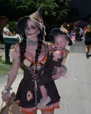 Michelle Lewin Instagram - Halloween 2024 🎃 
Scarecrow 🐦‍⬛