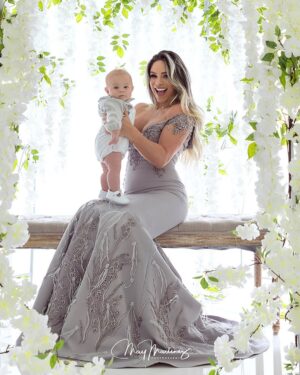 Michelle Lewin Instagram - Hoy celebró mi primer día de la madre 👩‍👦
-Hoy le dedico estas palabras a mi hijo @Landrew_Lewin, y es que quiero decirle que soy la mamá más feliz del mundo que tengo tanto que agradecerte. Gracias por escogerme como tu mami, gracias por ser como eres, no te cambiaría nada en lo absoluto. Todos me decían que iba ser difícil pero la verdad es que contigo todo ha sido perfectamente sabroso vivir este proceso. De seguro no soy la mamá perfecta pero créeme que hare el esfuerzo para serlo y estaré a tu lado cuando más me necesites. Tendré la paciencia para escucharte llorar, para ser la tarea, para verte hacer tus primeros berrinches. Quiero que sepas que pase lo que pase estaré a tu lado agarrados de la mano de Dios. 
Y aprovecho para felicitar a todas esas mama’s chingonas solteras que cargan a sus hijos para arriba y para abajo, déjame decirles que son unas guerreras y que las admiro por estar solas con 1, 2 o más hijos y que hacen lo posible para salir adelante. 
Cuando tengo días difíciles 🫠 me acuerdo de ustedes y pienso que fuertes estas mujeres mi admiración para ustedes 👏🏻 
-Mi madre @Miami_Lash: Gracias por estar siempre ahí cuando más te necesito. Gracias por ser de mi la mujer que soy hoy en día, eres unas de esas madres chingonas guerreras que lucho en la vida con tres hijos con mucha necesidad pero aun así estuviste con nosotros atravesando muchos obstáculos eres una madre ejemplar. Te amo.
-A mi hermana @Antonietta09 : siento por ti admiración total 🥰 Una guerrera que me ha enseñado  muchas cosas, unas de tantas es ser una persona con una vibra del mas allá que con solo tu presencia tu energía llena de luz lo mas oscuro, eres una persona que no sabe  guardar rencor, eres un persona de muy buen corazón, se que mi Diosito te tiene preparado muchas cosas buenas en tu vida por que te lo mereces. Ustedes tres porque falta mi abuelita 👵🏻 quiero decirles que las Amo más que mi vida. 
-Gracias Dios por darme esta maravillosa familia🙏🏻❤️

Foto: @MayMartinezPhotography
Vestimenta de Landrew: @LiliLeyba