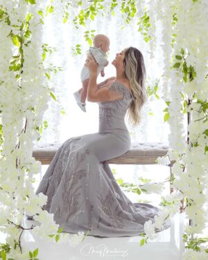 Michelle Lewin Instagram - Hoy celebró mi primer día de la madre 👩‍👦
-Hoy le dedico estas palabras a mi hijo @Landrew_Lewin, y es que quiero decirle que soy la mamá más feliz del mundo que tengo tanto que agradecerte. Gracias por escogerme como tu mami, gracias por ser como eres, no te cambiaría nada en lo absoluto. Todos me decían que iba ser difícil pero la verdad es que contigo todo ha sido perfectamente sabroso vivir este proceso. De seguro no soy la mamá perfecta pero créeme que hare el esfuerzo para serlo y estaré a tu lado cuando más me necesites. Tendré la paciencia para escucharte llorar, para ser la tarea, para verte hacer tus primeros berrinches. Quiero que sepas que pase lo que pase estaré a tu lado agarrados de la mano de Dios. 
Y aprovecho para felicitar a todas esas mama’s chingonas solteras que cargan a sus hijos para arriba y para abajo, déjame decirles que son unas guerreras y que las admiro por estar solas con 1, 2 o más hijos y que hacen lo posible para salir adelante. 
Cuando tengo días difíciles 🫠 me acuerdo de ustedes y pienso que fuertes estas mujeres mi admiración para ustedes 👏🏻 
-Mi madre @Miami_Lash: Gracias por estar siempre ahí cuando más te necesito. Gracias por ser de mi la mujer que soy hoy en día, eres unas de esas madres chingonas guerreras que lucho en la vida con tres hijos con mucha necesidad pero aun así estuviste con nosotros atravesando muchos obstáculos eres una madre ejemplar. Te amo.
-A mi hermana @Antonietta09 : siento por ti admiración total 🥰 Una guerrera que me ha enseñado  muchas cosas, unas de tantas es ser una persona con una vibra del mas allá que con solo tu presencia tu energía llena de luz lo mas oscuro, eres una persona que no sabe  guardar rencor, eres un persona de muy buen corazón, se que mi Diosito te tiene preparado muchas cosas buenas en tu vida por que te lo mereces. Ustedes tres porque falta mi abuelita 👵🏻 quiero decirles que las Amo más que mi vida. 
-Gracias Dios por darme esta maravillosa familia🙏🏻❤️

Foto: @MayMartinezPhotography
Vestimenta de Landrew: @LiliLeyba