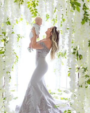 Michelle Lewin Instagram - Hoy celebró mi primer día de la madre 👩‍👦
-Hoy le dedico estas palabras a mi hijo @Landrew_Lewin, y es que quiero decirle que soy la mamá más feliz del mundo que tengo tanto que agradecerte. Gracias por escogerme como tu mami, gracias por ser como eres, no te cambiaría nada en lo absoluto. Todos me decían que iba ser difícil pero la verdad es que contigo todo ha sido perfectamente sabroso vivir este proceso. De seguro no soy la mamá perfecta pero créeme que hare el esfuerzo para serlo y estaré a tu lado cuando más me necesites. Tendré la paciencia para escucharte llorar, para ser la tarea, para verte hacer tus primeros berrinches. Quiero que sepas que pase lo que pase estaré a tu lado agarrados de la mano de Dios. 
Y aprovecho para felicitar a todas esas mama’s chingonas solteras que cargan a sus hijos para arriba y para abajo, déjame decirles que son unas guerreras y que las admiro por estar solas con 1, 2 o más hijos y que hacen lo posible para salir adelante. 
Cuando tengo días difíciles 🫠 me acuerdo de ustedes y pienso que fuertes estas mujeres mi admiración para ustedes 👏🏻 
-Mi madre @Miami_Lash: Gracias por estar siempre ahí cuando más te necesito. Gracias por ser de mi la mujer que soy hoy en día, eres unas de esas madres chingonas guerreras que lucho en la vida con tres hijos con mucha necesidad pero aun así estuviste con nosotros atravesando muchos obstáculos eres una madre ejemplar. Te amo.
-A mi hermana @Antonietta09 : siento por ti admiración total 🥰 Una guerrera que me ha enseñado  muchas cosas, unas de tantas es ser una persona con una vibra del mas allá que con solo tu presencia tu energía llena de luz lo mas oscuro, eres una persona que no sabe  guardar rencor, eres un persona de muy buen corazón, se que mi Diosito te tiene preparado muchas cosas buenas en tu vida por que te lo mereces. Ustedes tres porque falta mi abuelita 👵🏻 quiero decirles que las Amo más que mi vida. 
-Gracias Dios por darme esta maravillosa familia🙏🏻❤️

Foto: @MayMartinezPhotography
Vestimenta de Landrew: @LiliLeyba