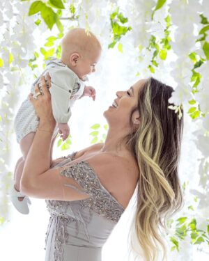 Michelle Lewin Instagram - Hoy celebró mi primer día de la madre 👩‍👦
-Hoy le dedico estas palabras a mi hijo @Landrew_Lewin, y es que quiero decirle que soy la mamá más feliz del mundo que tengo tanto que agradecerte. Gracias por escogerme como tu mami, gracias por ser como eres, no te cambiaría nada en lo absoluto. Todos me decían que iba ser difícil pero la verdad es que contigo todo ha sido perfectamente sabroso vivir este proceso. De seguro no soy la mamá perfecta pero créeme que hare el esfuerzo para serlo y estaré a tu lado cuando más me necesites. Tendré la paciencia para escucharte llorar, para ser la tarea, para verte hacer tus primeros berrinches. Quiero que sepas que pase lo que pase estaré a tu lado agarrados de la mano de Dios. 
Y aprovecho para felicitar a todas esas mama’s chingonas solteras que cargan a sus hijos para arriba y para abajo, déjame decirles que son unas guerreras y que las admiro por estar solas con 1, 2 o más hijos y que hacen lo posible para salir adelante. 
Cuando tengo días difíciles 🫠 me acuerdo de ustedes y pienso que fuertes estas mujeres mi admiración para ustedes 👏🏻 
-Mi madre @Miami_Lash: Gracias por estar siempre ahí cuando más te necesito. Gracias por ser de mi la mujer que soy hoy en día, eres unas de esas madres chingonas guerreras que lucho en la vida con tres hijos con mucha necesidad pero aun así estuviste con nosotros atravesando muchos obstáculos eres una madre ejemplar. Te amo.
-A mi hermana @Antonietta09 : siento por ti admiración total 🥰 Una guerrera que me ha enseñado  muchas cosas, unas de tantas es ser una persona con una vibra del mas allá que con solo tu presencia tu energía llena de luz lo mas oscuro, eres una persona que no sabe  guardar rencor, eres un persona de muy buen corazón, se que mi Diosito te tiene preparado muchas cosas buenas en tu vida por que te lo mereces. Ustedes tres porque falta mi abuelita 👵🏻 quiero decirles que las Amo más que mi vida. 
-Gracias Dios por darme esta maravillosa familia🙏🏻❤️

Foto: @MayMartinezPhotography
Vestimenta de Landrew: @LiliLeyba