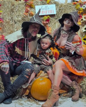Michelle Lewin Instagram - Halloween 2024 🎃 
Scarecrow 🐦‍⬛